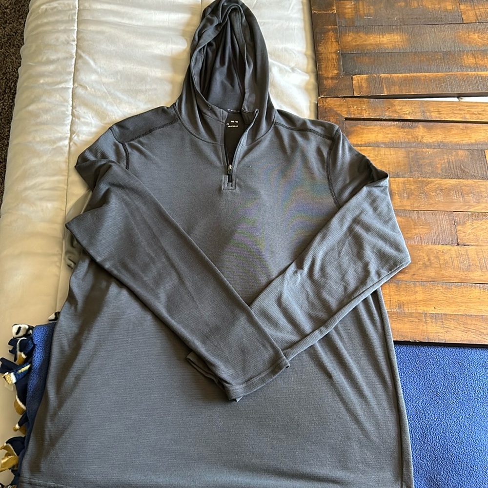 UA Men’s 1/4 Zip & Hoodie